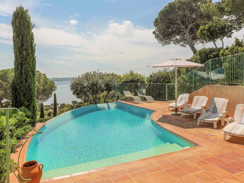 Location Villa avec piscine privée, Sud de la France Sainte-Maxime vue mer 8 personnes