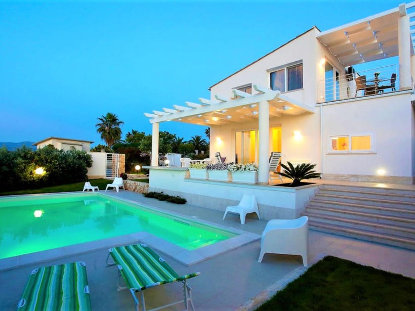 Villa de luxe "Bianca" pour 5 personnes avec piscine privée en bord de mer à Alcamo Marina Sicile